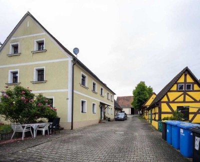 Charmantes Wohnensemble mit fünf Einheiten, großem Grundstück und Entwicklungsspielraum!