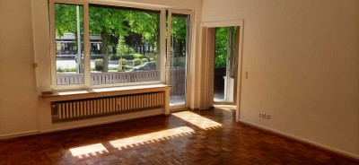 Renovierte 100 qm/3,5-Zimmer-Wohnung mit Balkonen Bockum/Grenzstr.. Garage