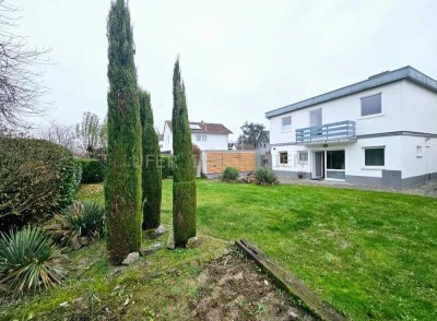 Lichtdurchflutetes Einfamilienhaus mit Flachdach und großem Garten in ruhiger Lage