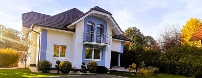 GROSSZÜGIGER FAMILIENHIT MIT GARTEN UND POOL