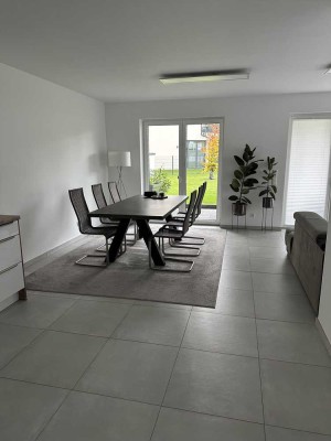 Helle moderne Neubauwohnung, 3 Zimmer mit Terrasse und Einbauküche