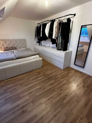 Helle und ruhige DG-Wohnung mit Balkon und Aussicht