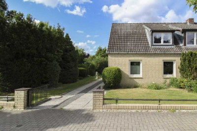 Überwiegend modernisierte Doppelhaushälfte mit tollem Grundstück in charmanter Lage von Pinneberg.