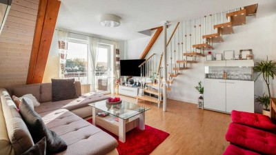 Stilvoll wohnen auf zwei Ebenen: Helle Maisonette mit tollem Ausblick