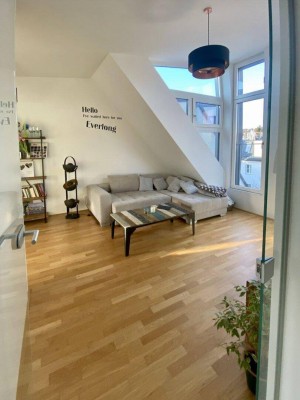 VOLL MÖBLIERTES traumhaft ruhiges Dachgeschoss-Appartement mit Terrasse und perfektem Öffi-Anschluß