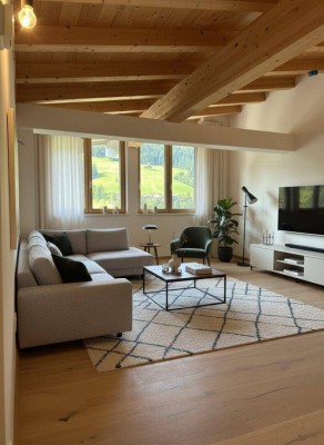 Dachgeschosswohnung mit alpinem Charakter – Erstbezug