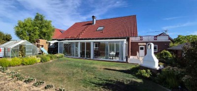 Stilvolles, sehr gepflegtes Einfamilienhaus mit Doppelgarage und liebevoll gestaltetem Garten