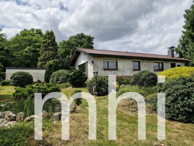 Much Hündekausen: Kleiner Bungalow mit 2 Garagen für die kleine Familie.