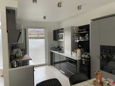 Bright, semi-furnished terraced house with 4.5 rooms and a fitted kitchen.