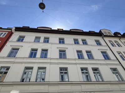 gepflegter Altbau im Glockenbachviertel: sanierte 3 Zimmer Wohnung mit Balkon zu Verkaufen