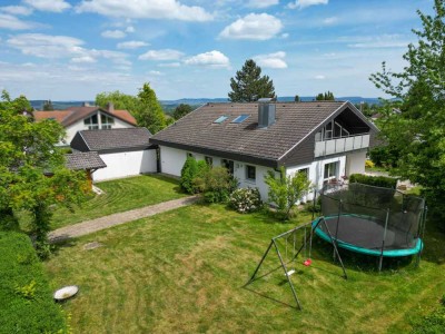 Viel Platz für die Familie im und um das Haus in beliebter Lage!