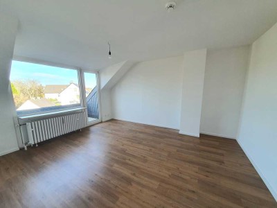 Top 3 Zimmer Dachgeschosswohnung mit  2 Balkonen in Köln-Lind !