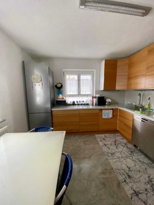 Helle 4-Zimmer-Wohnung mit Balkon, Einbauküche und 2 Stellplätzen