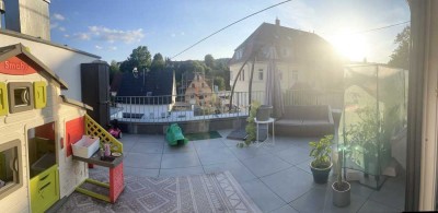 Neuwertige Maisonettenwohnung mit Dachterrasse und Balkon - zwei Carports