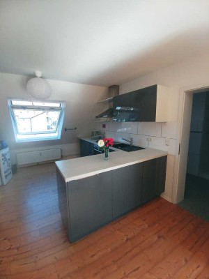 Individuelle, helle 2 5-Zimmer-DG-Wohnung mit Balkon und Einbauküche