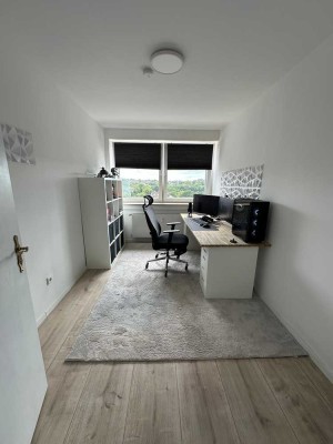 Schöne und vollst. renovierte 4,5-Zimmer-Wohnung mit geh. Innenausstattung mit Balkon in Solingen