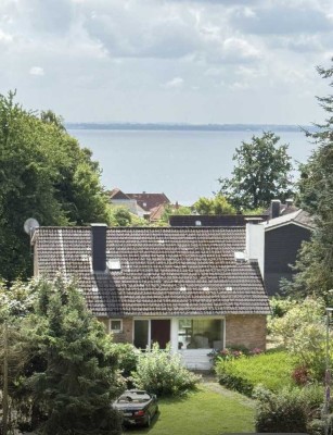 Haus im Villenviertel mit Meerblick und großem Grundstück