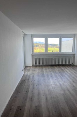 Vollständig renovierte Wohnung mit dreieinhalb Zimmern sowie Balkon und Einbauküche in Kempten