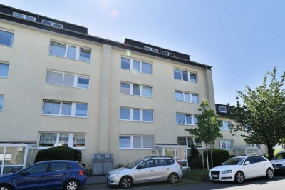 Neuss-Allerheiligen: Modernisierungsbedürftige 3 Zimmer-Eigentumswohnung mit Aufzug, Balkon und zwei