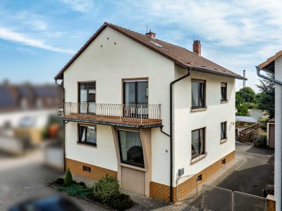 Freistehendes Einfamilienhaus mit Nebengebäude und Garage auf großzügigem Grundstück