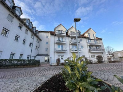 Helle 2-Zimmer-Dachgeschosswohnung mit Balkon und Stellplatz in zentraler Lage von Röthenbach