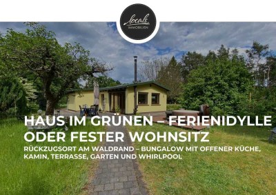 Rückzugsort im Grünen: Bungalow mit offener Küche, Kamin, Garten und Pool in herrlicher Waldrandlage