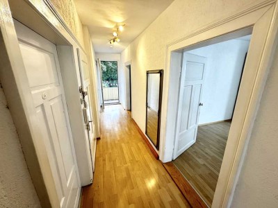 Stadtnahe Altbauwohnung mit Balkon
