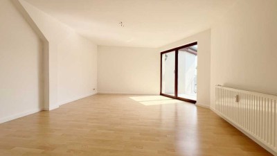 Erstbezug: Stilvoll sanierte 3-Zimmer-Wohnung im Dachgeschoss mit Balkon