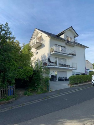 Neuwertig, hell, ruhig mit großer Terrasse