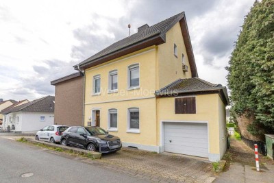2-Parteienhaus / modernisiert + gepflegt mit Garten / 2 Garagen + 4 Stellplätze