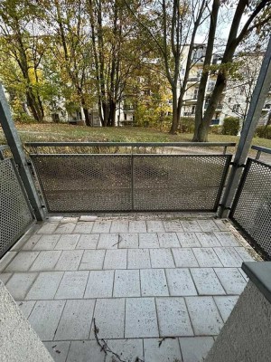 Großezügige 1-Zimmer mit Laminat, Wannenbad & Balkon in ruhiger Lage!