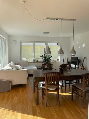 Helle und moderne 3-Zimmer-Wohnung mit Balkon und Fußbodenheizung in München Aubing