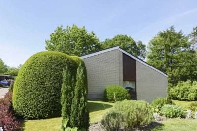 Ruhige Lage am Naturschutzgebiet: Gepflegtes Architektenhaus mit Garage