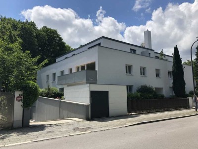 Helle, geräumige und moderne 2-Zimmer-Wohnung mit Einbauküche und  Balkon in Harlaching, München