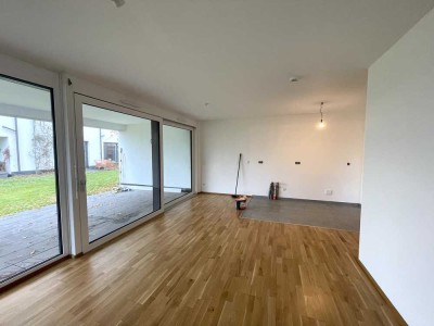 Neuwertige moderne 2,5-Zimmer Erdgeschoss-Terrassenwohnung mit Gartenanteil + Tiefgaragenstellplatz