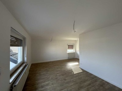 Erstbezug nach Sanierung mit Balkon und Einbauküche: Attraktive 3-Zimmer-Wohnung in Salz