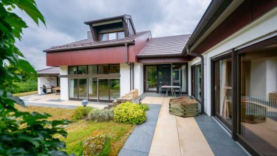 Architektur trifft Lebensqualität! Bungalow-Rarität mit Wellnessbereich und Gartenidylle