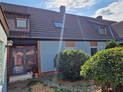 Charmantes Mehrfamilienhaus mit 4 Wohneinheiten, Garten, Garagen – ideal als Renditeobjekt