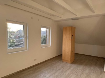Erstbezug nach Sanierung mit Einbauküche: Schöne 2-Zimmer-DG-Wohnung mit geh. Innenausstattung