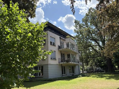 Stilvolle 3-Zimmer-Wohnung mit zwei Balkonen umgeben von altem Baubestand zwischen Elbe und Waldpark