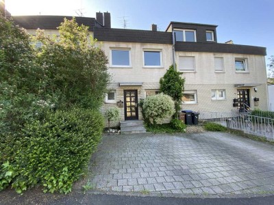 Bergisch Gladbach-Stadtmitte: Reihenmittelhaus mit Einliegerwohnung und Garage!