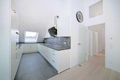 Exklusive 4-Zimmer-DG-Wohnung, hochwertige Einbauküche, sofort Verfügbar, provisionsfrei.