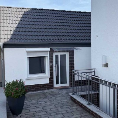 Sanierte 2-Zimmer-Wohnung in separatem Nebengebäude in Griesheim