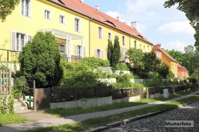 Dreifamilienhaus und 4 Garagen