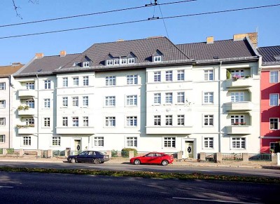 Frisch renovierte 3,5-Zimmer-Wohnung in topsaniertem Altbau mit Balkon!