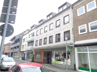 Unrenovierte 4-Zimmer-Wohnung mit kleinem Balkon in Krefeld