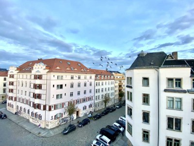 ZWEIRAUMWOHNUNG MIT AUßENJALOUSIEN, EINBAUKÜCHE, PARKETT+VINYL, ABSTELLRAUM, BAD MIT WANNE, TG ...