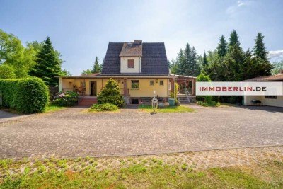 IMMOBERLIN.DE - Attraktives Einfamilienhaus mit Nebengebäude & Garage auf großem Grundstück in natur