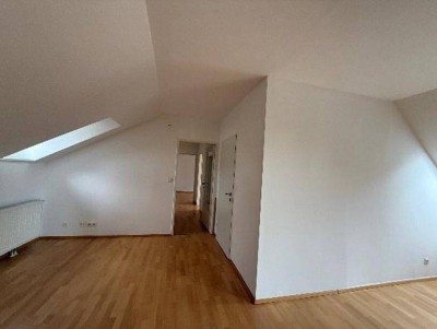 Große Dachgeschosswohnung mit 2 Stellplätzen und kleinem Balkon im Zentrum von Baden