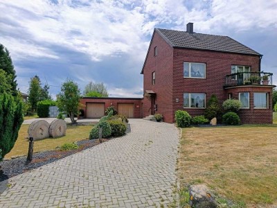 Freistehendes Ein- Zweifamilienhaus mit 2 Doppelgaragen